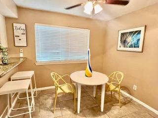 Katy Hideaway - Hoffpauir Airport - 4
