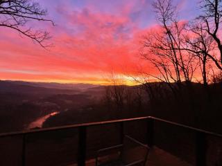 Twilight Ridge: Cozy 2-Bedroom Cabin with Lake View in Bryson City, NC. - 6