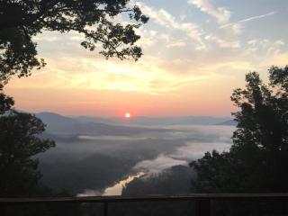 Twilight Ridge: Cozy 2-Bedroom Cabin with Lake View in Bryson City, NC. - 4