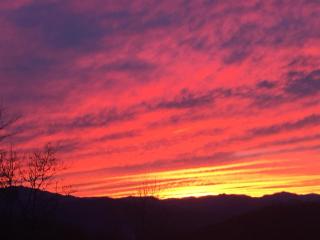 Twilight Ridge: Cozy 2-Bedroom Cabin with Lake View in Bryson City, NC. - 3