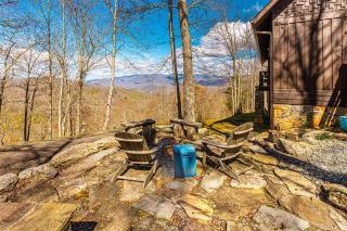 Twilight Ridge: Cozy 2-Bedroom Cabin with Lake View in Bryson City, NC. - 1