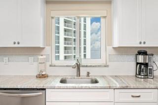 2071 Shoreline Towers Beachfront Condo Free Beach Setup - 4