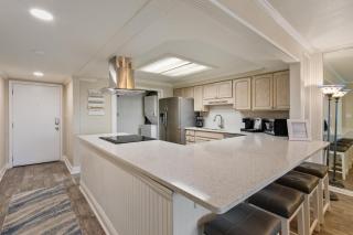 3023 Shoreline Towers - Fall & Winter Monthly Rates Available - 3