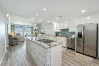 2123 Shoreline Towers 2-bdrm Penthouse Free Beach Setup - 4