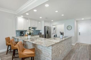 2123 Shoreline Towers 2-bdrm Penthouse Free Beach Setup - 3