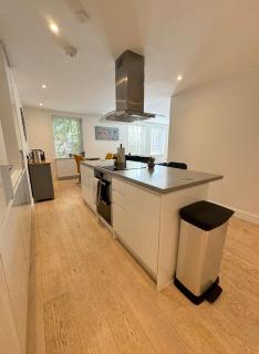 Spacious & light 2bed, 2bath in the heart of Windsor - 8