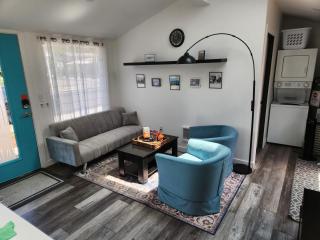 Catch the end of Summer! Cute, comfy, quiet Hillsboro Bungalow - 5
