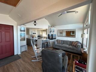 Oceanfront Cabin 10, Jacuzzi & Breathtaking Views - 5