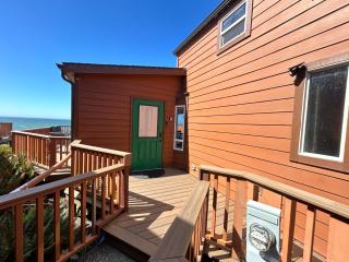 Ocean Front Cabin 15, Jacuzzi & Sensational Views - Smith River - 5