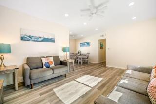 Charming Home Just Steps from the Beach 2 Bedroom, Private Back Patio, & Free WiFi - Newport Beach - 9