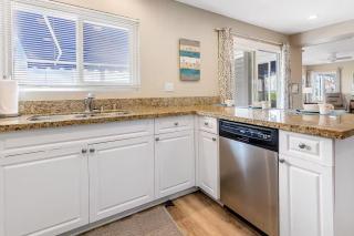 Oceanfront Oasis in Newport Beach Steps to Balboa Park, Pier, and The Fun Zone! - 1