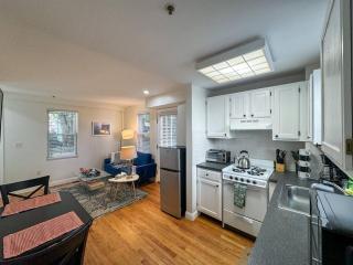 Charming Bi-level Townhouse Near Harvard & Mit - Cambridge - 2
