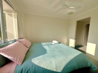 Calm Hideaway - Townhouse with Pool Access & Garage - 1