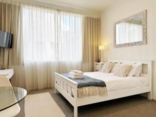 Skytower views, washer & dryer, TV! - Auckland - 3