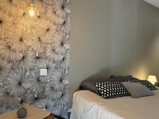 Gîte Contemporain au Cœur du Village avec Jardin et Climatisation - FR-1-489-551 - Ébreuil - 7