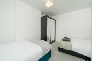 New 3BED Stylish Apartment with Amazing Transport - London - 9