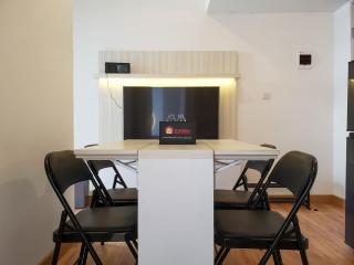 Elegant 2BR at Tokyo Riverside PIK 2 Apartment By Travelio - Rawalembang - 9