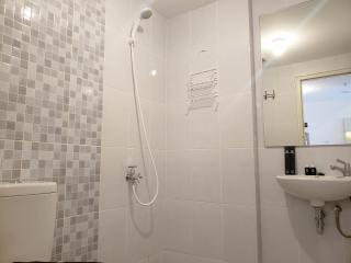 Elegant 2BR at Tokyo Riverside PIK 2 Apartment By Travelio - Rawalembang - 7