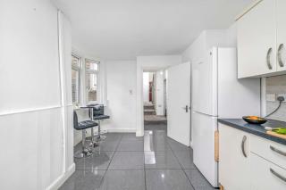 Big House, 5 beds, 2 bathrooms, Contractors Dream, Great transport links - 9