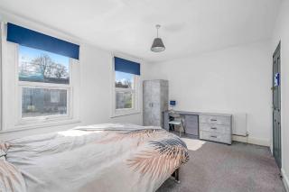 Big House, 5 beds, 2 bathrooms, Contractors Dream, Great transport links - 7