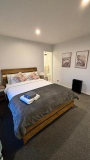 Close to City and Beach - Modern Home with Garage - Christchurch - 8