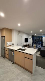 Close to City and Beach - Modern Home with Garage - Christchurch - 3