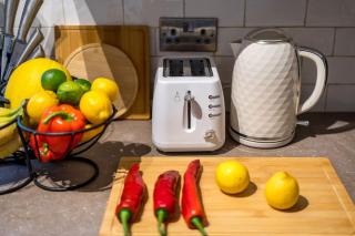 New 4BD Stylish Apartment with Amazing Transport - 8