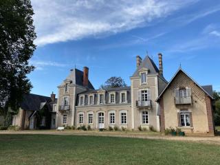 Beau château entre Loire et Bourgogne, 12 chambres 27 personnes - Saint-Doulchard - 0