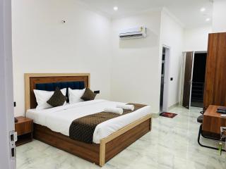 The UmRa Hotel - Gurgaon - 5