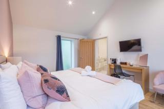 King Deluxe Ensuite with Shower-Bath and Courtyard View - Fawcett - Cambridge - 9