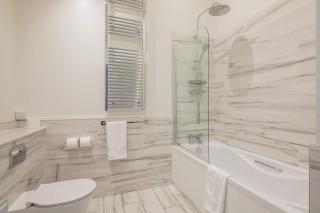 King Deluxe Ensuite with Shower-Bath and Courtyard View - Fawcett - 8