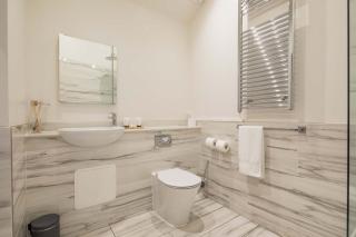 King Deluxe Ensuite with Shower-Bath and Courtyard View - Fawcett - Cambridge - 5