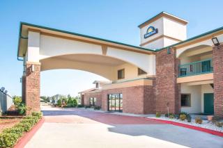 Days Inn by Wyndham Baytown East - 9