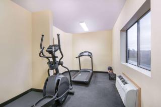 Days Inn by Wyndham Baytown East - 7