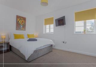 Large 5-Bedroom House with 3 Baths, Garden & Full Kitchen - 3