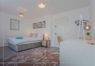 CB Stays - 5 Bedroom House in Molyneux Square Peterborough - 1