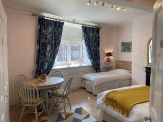Deluxe Three Bed BnB in Henley-on-Thames near Station River & Town Centre - Henley on Thames - 0