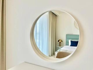 Waves - Comfortable JVC Apt with Balcony and Maids Room - Dubai - 2