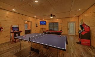 A Lodge at The Glades 12 BR Cabin Private Indoor Pool Hot Tubs Game Rooms and Theater Room - 9