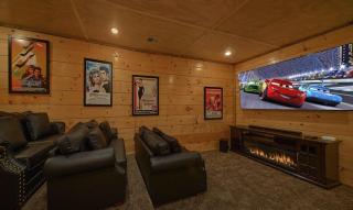 A Lodge at The Glades 12 BR Cabin Private Indoor Pool Hot Tubs Game Rooms and Theater Room - Gatlinburg - 3