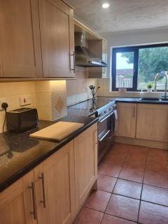 Spacious 4 Bed Family Retreat in the Heart of Weymouth Close to Beaches & Attractions - Broadwey - 1
