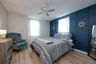 5 Min to Airport Pet Friendly Fire pit Fenced Yard - 8