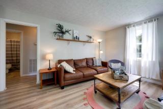 5 Min to Airport Pet Friendly Fire pit Fenced Yard - 5