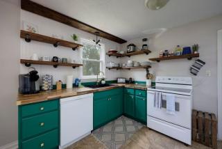 5 Min to Airport Pet Friendly Fire pit Fenced Yard - 3
