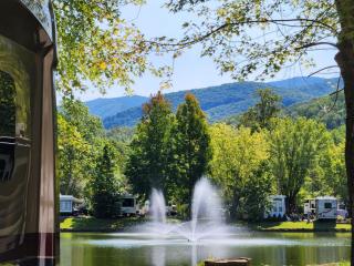 Water Edge Glamping Resort- Fishing Pond, Fire Pit, Swimming Pools, Mini Golf - Gatlinburg - 6