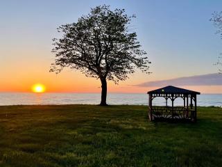 Lake Erie waterfront home with classic game arcade - North East - 1