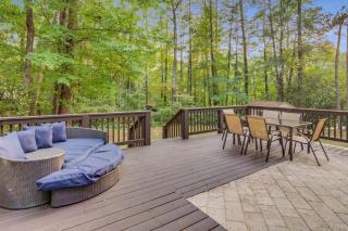 Grand Retreat Sleeps 12 Spacious Deck and WiFi - 6