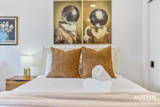 Vibrant Austin Studio Balcony plus Parking and Wi-Fi - 1