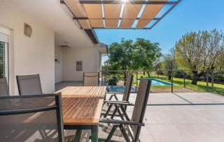Cozy Home In Prkos With Jacuzzi - Prkos - 1