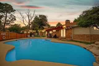 3-BD Backyard Oasis w Pool Patio Firepit - Irving - 9